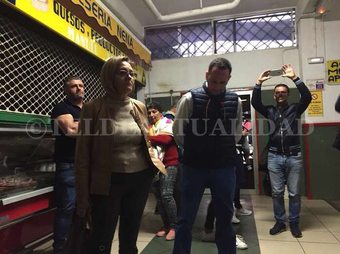 Los concejales Marta Hernández y Eloy Santana, en primer término en la tarde de ayer martes en el Mercado (Foto TA)